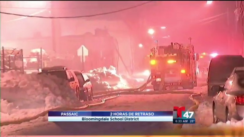 Al menos 100 bomberos y varias unidades de emergencia batallaron un poderoso incendio de 5 alarmas que destrozó una fábrica de Paterson, Nueva Jersey.