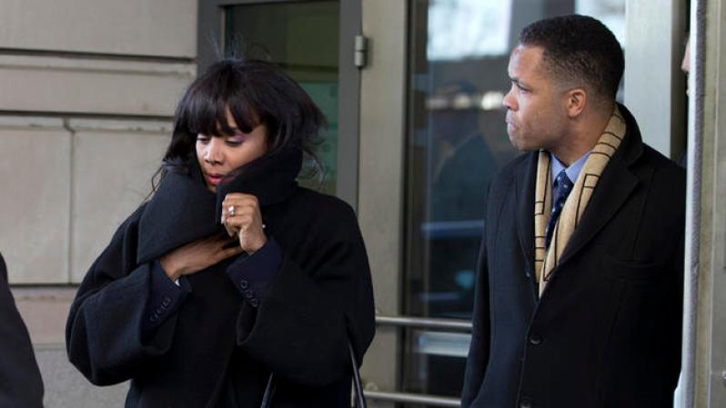 Una docena de objetos de colección y de lujo están siendo subastados para recuperar el dinero que el ex represente federal Jesse Jackson Jr. compró con fondos de campaña.