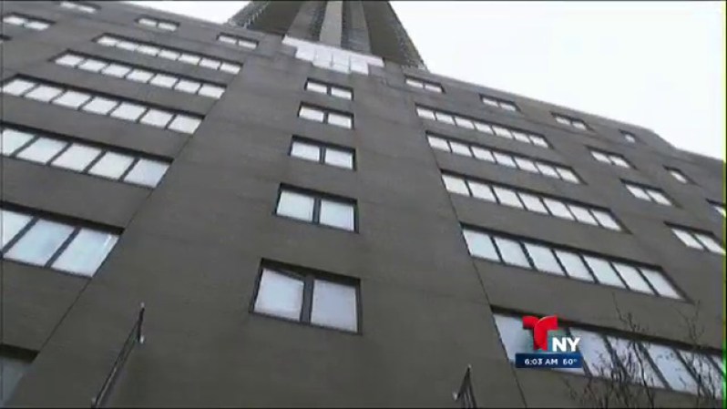 El rascacielos, listado como South Park Tower, está situado a escasa distancia de Columbus Circle (la rotonda de Colón) y del Centro Lincoln.