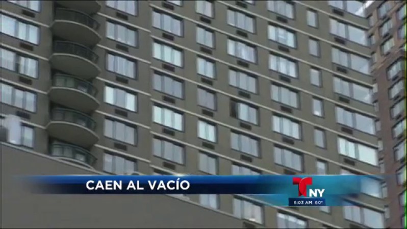 Las autoridades dijeron que recibieron una llamada de emergencia que informaba sobre la caída de ambos del edificio en la zona Upper West Side de Manhattan.