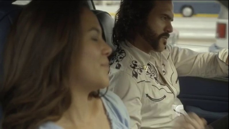 Emiio se prepara para cruzar la frontera al lado de Silvia, la mujer con quien acaba de iniciar un romance.