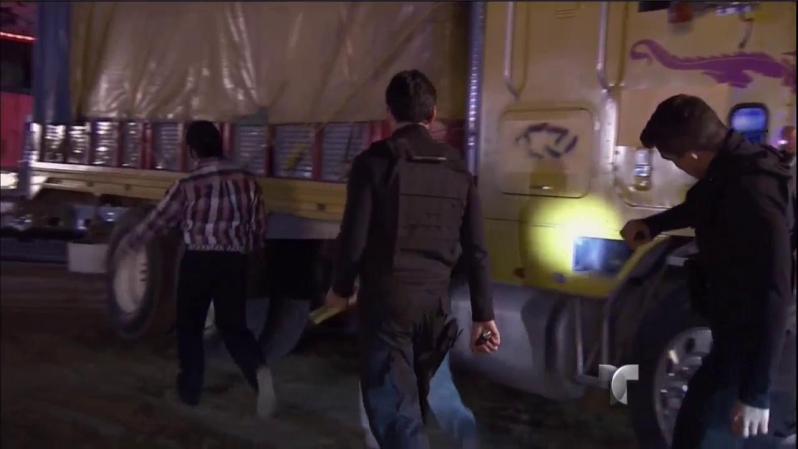 El cargamento está siendo transportado cuando la gente de Don Cleto se topa con un retén y los oficiales piden revisar la mercancía.
