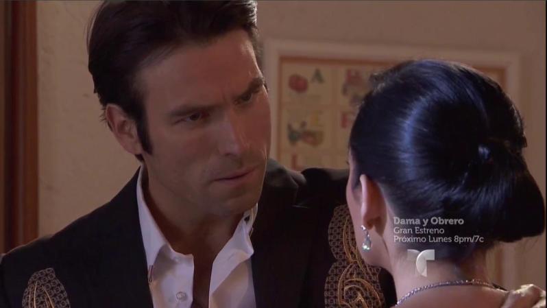 A mitad de la fiesta Aurelio se da cuenta de que Ximena le esconde algo.