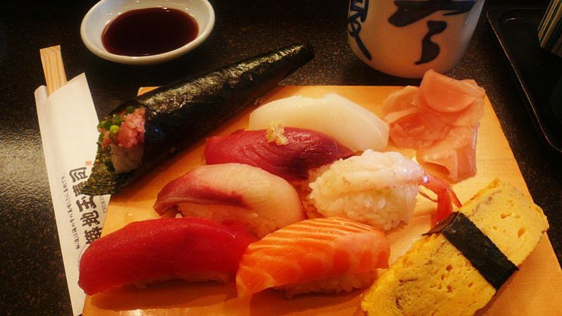 El agua potable de una fuente desconocida o no segura y el pescado crudo como el sushi.