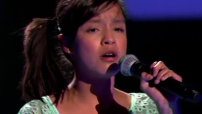 Jessica de 12 años vino de Texas para cantar el tema “Sweet Nothing” y con el objetivo de sorprender a los coaches ¡la niña logró su cometido y cautivó a Paulina Rubio quien la sumó a su equipo!