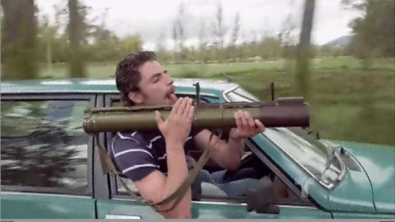 Los hombres de Pablo escobar sacan sus mejores armas para eliminar al coronel.