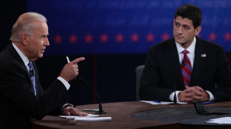 Joe Biden (izquierda) y su oponente Paul Ryan en su debate televisado.
