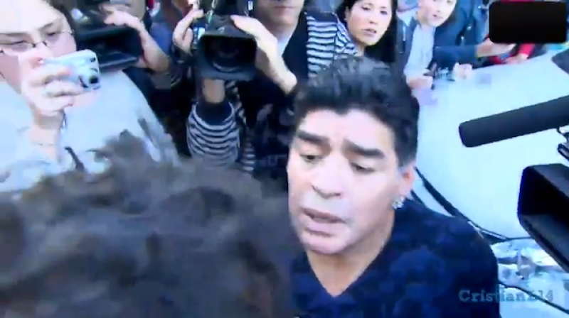 Aparentemente el reportero guiñó un ojo a la mujer de Maradona, lo que desató su furia.