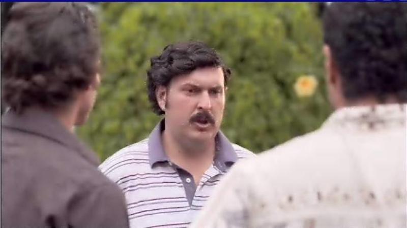 Pablo Escobar habla con el Chili y el Topo y les dice que el asunto con Herber lo va a resolver él y que si no les gusta van a tener al Mariachi, al los Motoa y a Herber en su contra.