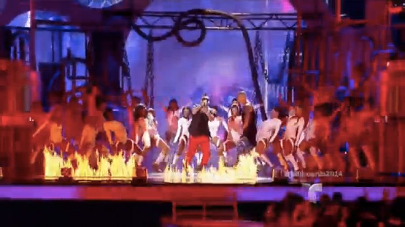 El espectáculo comenzó con una actuación de Wisin y Sean Paul cantando "Danger Baby".