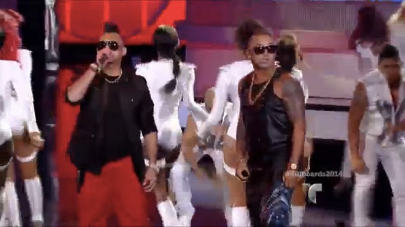 Wisin y Sean Paul cantando "Danger Baby".