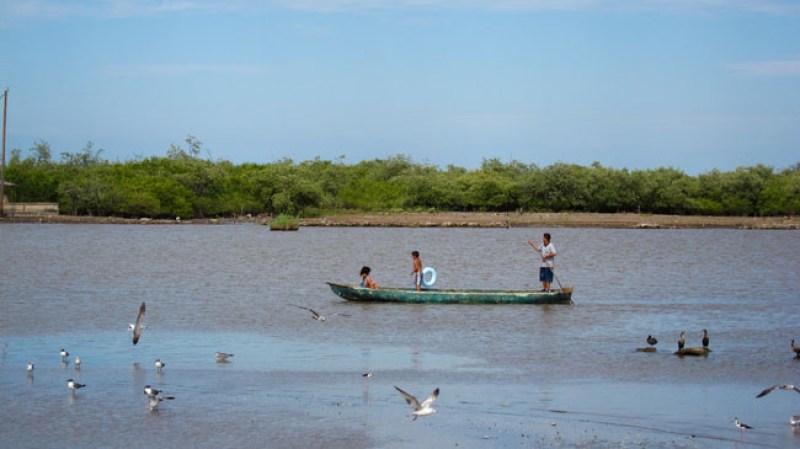 Los habitantes de la isla conviven en armonía con la naturaleza y disfrutan pasear por las aguas que la rodean.