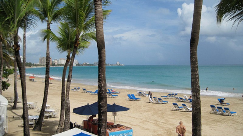 Isla Verde Beach: ubicada a las afueras de la capital de Puerto Rico. Cuenta con varios hoteles donde podrás pasar unas vacaciones de ensueño.