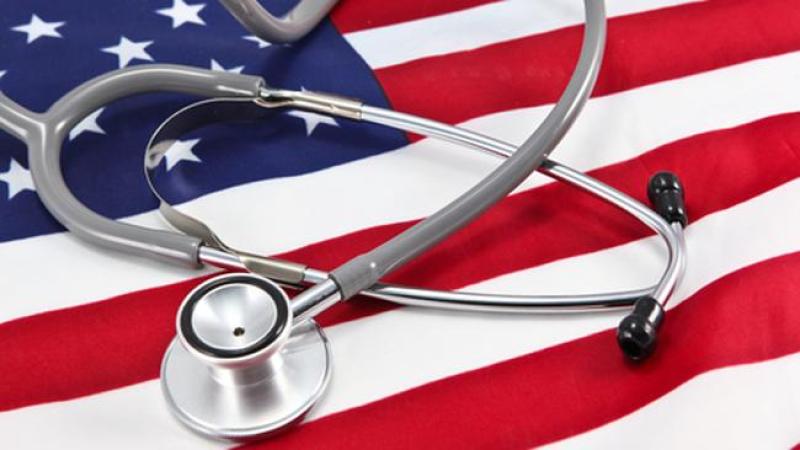 En Estados Unidos viven más de 11 millones de inmigrantes sin permiso de residencia y eso equivale al 4% de la poblaci'on. Ninguno de ellos podría beneficiarse del Medicaid, el seguro gubernamental para la gente de bajos recursos.