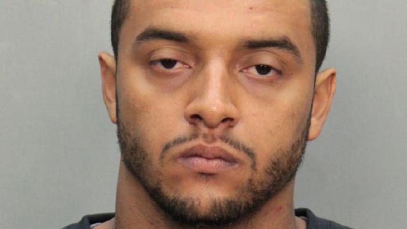 Jonathon Amaya, de los Donlphins de Miami, fue arrestado por agresión a un taxista.