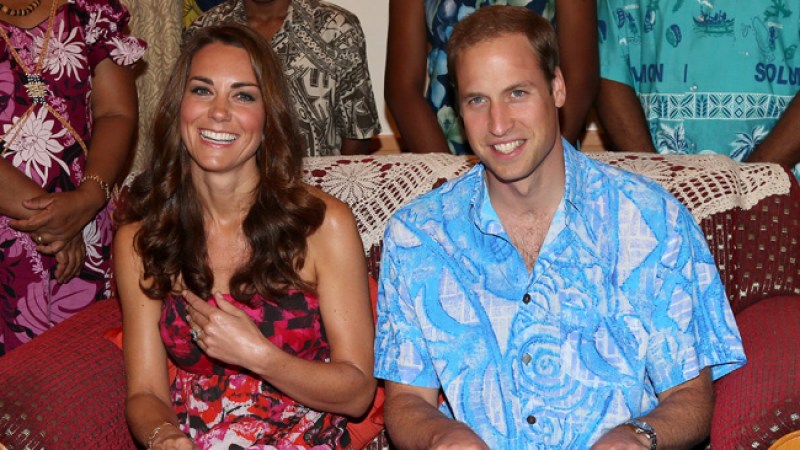 La Duquesa de Cambridge y el Príncipe William posan en un atuendo tradicional durante su visita a Honiara, en la Isla Guadalcanal, durante el tour que realizan en representación de la Reina por Singapur, Malaysia, las Islas Solomon y Tuvalu.