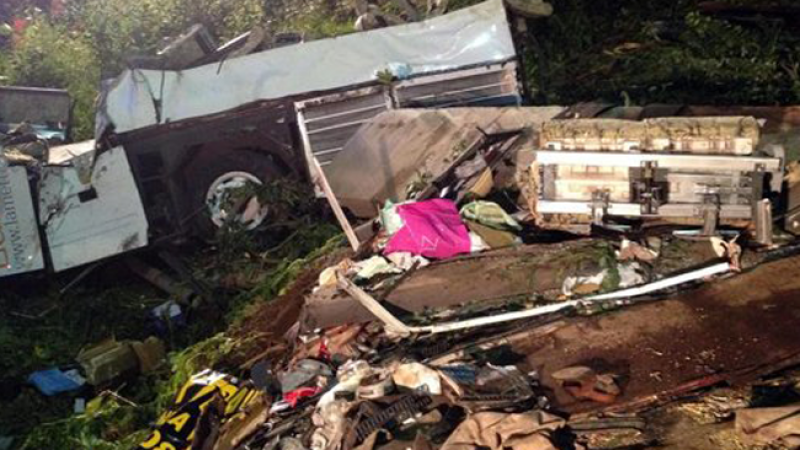 Estado en el que quedó el autocar accidentado.