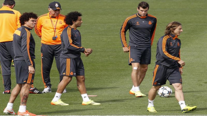 Gareth Bale se incorporó a los entrenamientos del Madrid y estaría listo para jugar esta tarde contra el Bayern Munich.
