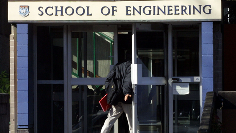 Obligados a hablar español en campus