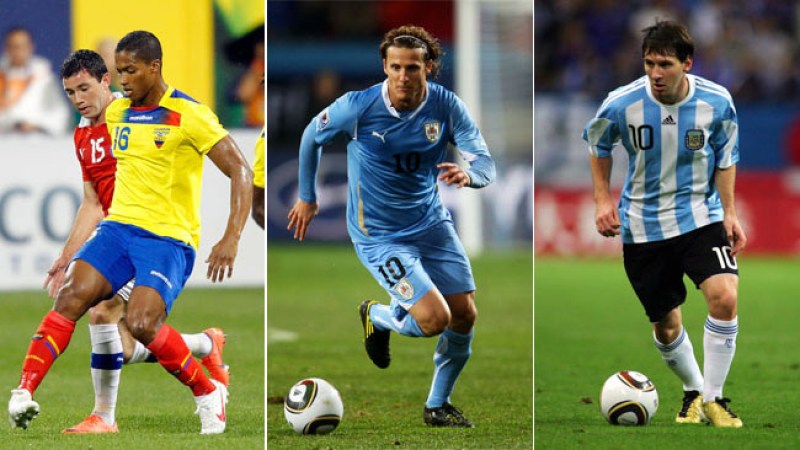 De izquiera a derecha: Antonio Valencia (Ecuador), Diego Forlán (Uruguay) y Lionel Messi (Argentina).