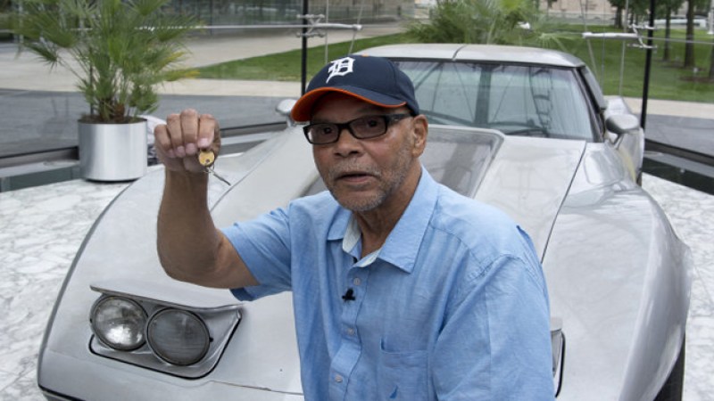 George Talley muestra la llave de su corvette modelo 79, que le fue devuelto este martes después de 33 años de haber sido robado.