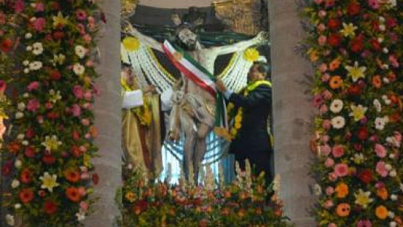 Colocan banda presidencial… ¡A Cristo!