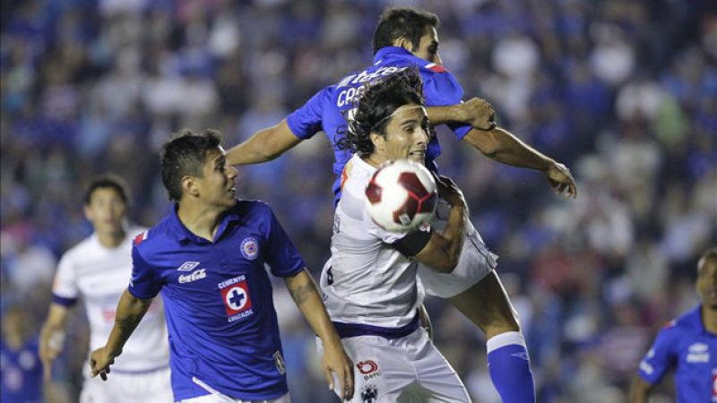 Los jugadores de Cruz Azul Julio César Domínguez (i) y Alejandro Castro (d) disputan el balón con Aldo de Nigris (c), de Monterrey, durante el partido de la jornada 17 del Torneo Apertura, realizado en el Estadio Azul en Ciudad de México (México). EFE
