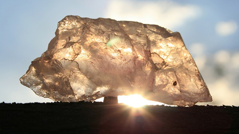 El sol es una buena manera de cargar tus cuarzos de energía positiva.