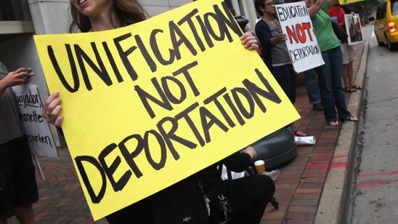 2,609 se salvan de la deportación
