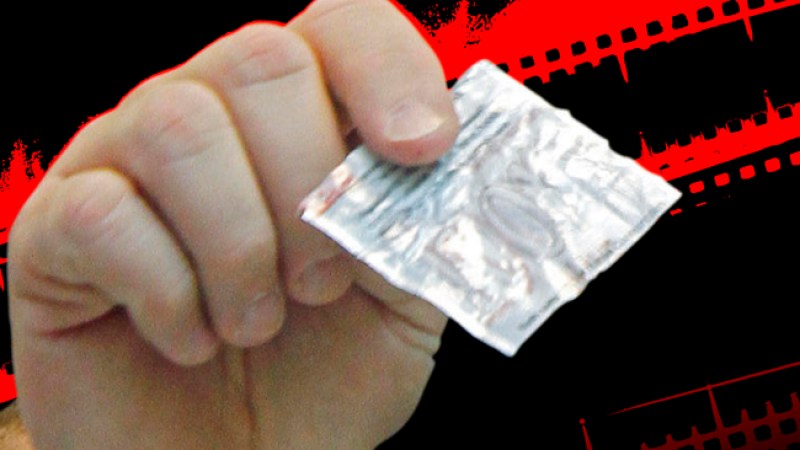 Este sobre de drogas sintéticas se vendió legalmente como sales de baño en los Estados Unidos, su efecto se compara con el de la cocaína o metanfetamina.