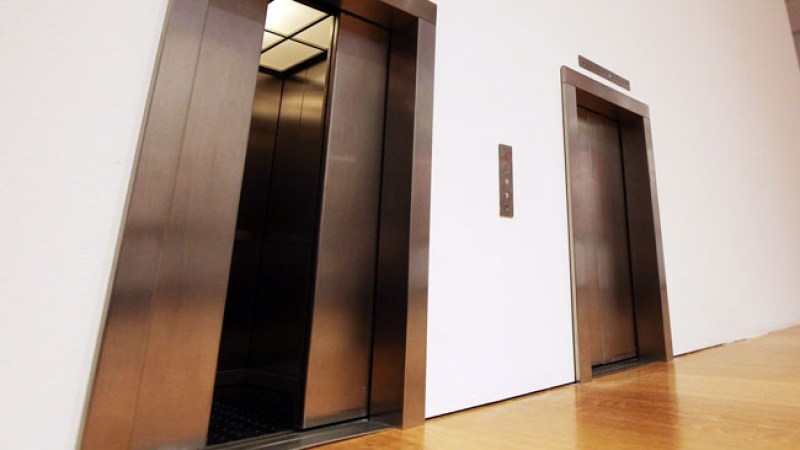Mujer da a luz en elevador