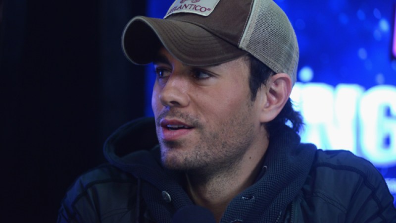 Enrique Iglesias se mofa de sus genitales