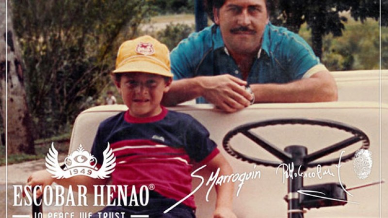 Sabastián Marroquín, conocido antes como Juan Pablo Escobar Henao, hijo de Pablo Escobar aparece en una foto con su padre en esta imagen de campaña.