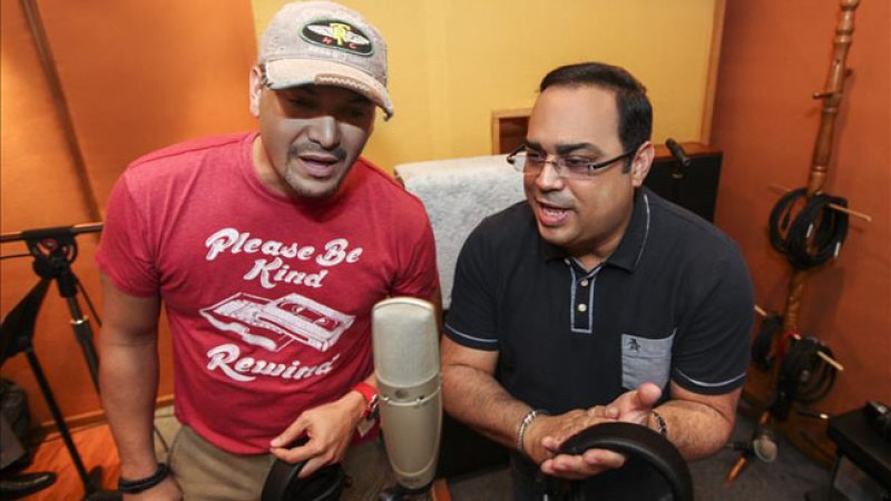 De izda. a dcha., Víctor Manuelle y Gilberto Santa Rosa durante la grabación del tema "Canta, canta", en honor al fenecido cantante Cheo Feliciano.