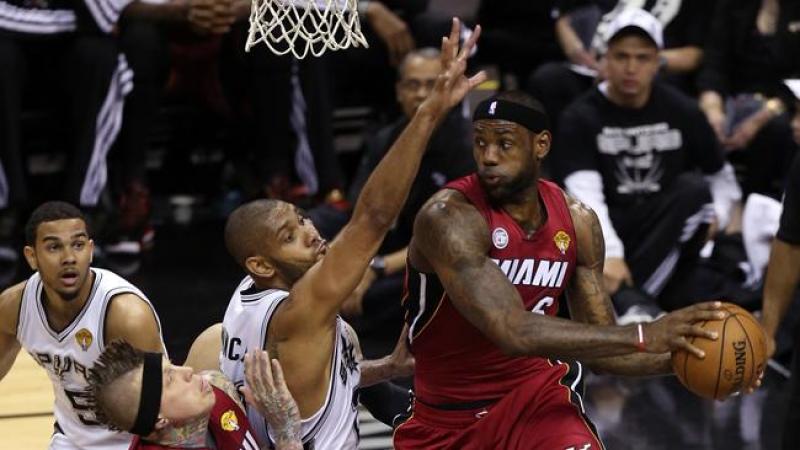 LeBron James #6 del Miami Heat juega contra Tim Duncan #21 de los San Antonio Spurs en el tercer juego de la final de la NBA.