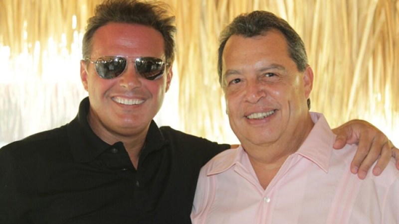 El gobernador de Guerrero anunció con esta foto que Luis Miguel será la imagen de Acapulco.
