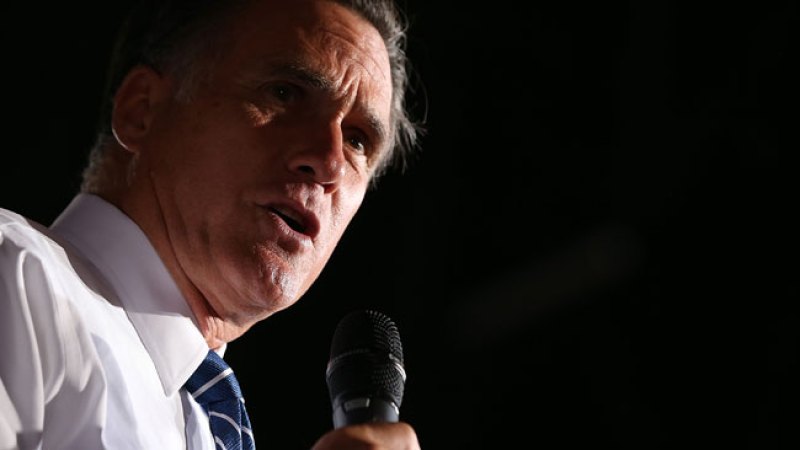 "Las personas que hayan recibido la visa especial que ha otorgado el presidente, que es una visa por dos años, deben saber que la visa seguiría teniendo validez. No voy a quitarles algo que han comprado", dijo Romney.