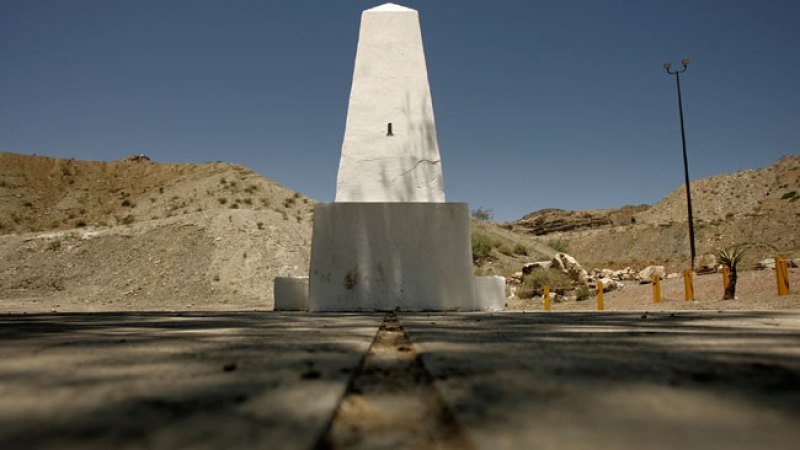 En la foto, es el monumento marcado como el #1, en la frontera entre Estados Unidos y México, ubicado en el Río Grande en Nuevo México y Texas.