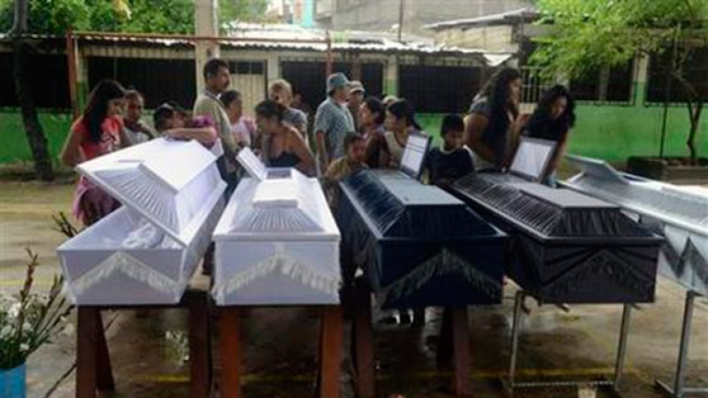 México: 47 muertos, Acapulco aislado
