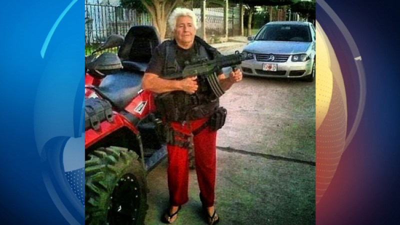Hasta la abuelita posa como sicario