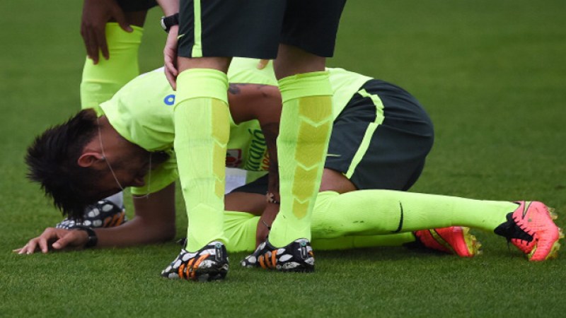 Este golpe en la rodilla de Neymar tiene en vilo a todo un país.