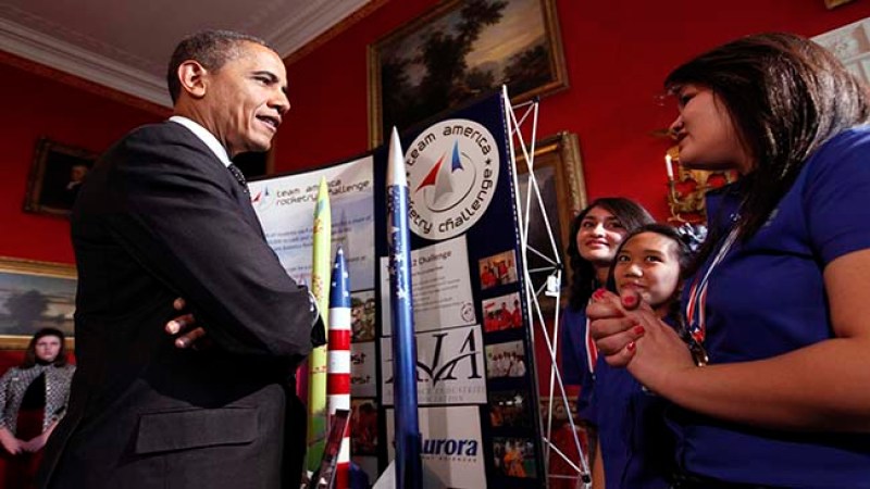 Janet y Ana Karen Nieto, vieron reconocidos hoy sus esfuerzos y su inventiva para desarrollar cohetes al participar en la Feria de la Ciencia en la Casa Blanca, bajo el patrocinio del presidente Barack Obama.