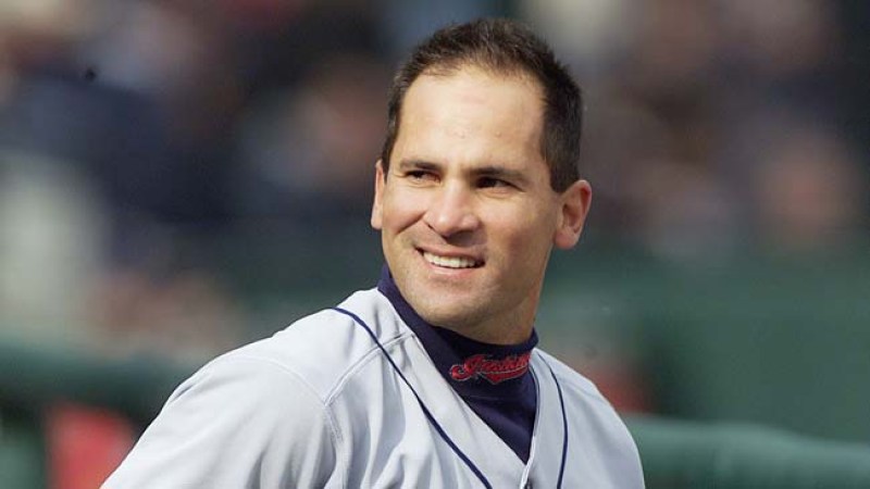 A sus 45 años el campocorto venezolano, Omar Vizquel, sigue haciendo historia.