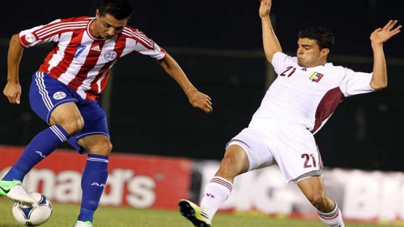 El jugador de la selección Venezuela Alexander Gonzalez (d) disputa el balón con Oscar Cardozo (i) de Paraguay.