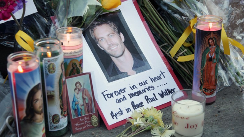 (Imagen de archivo) Fanáticos en Los Angeles rinden tributo al actor Paul Walker, quien falleció trágicamente.