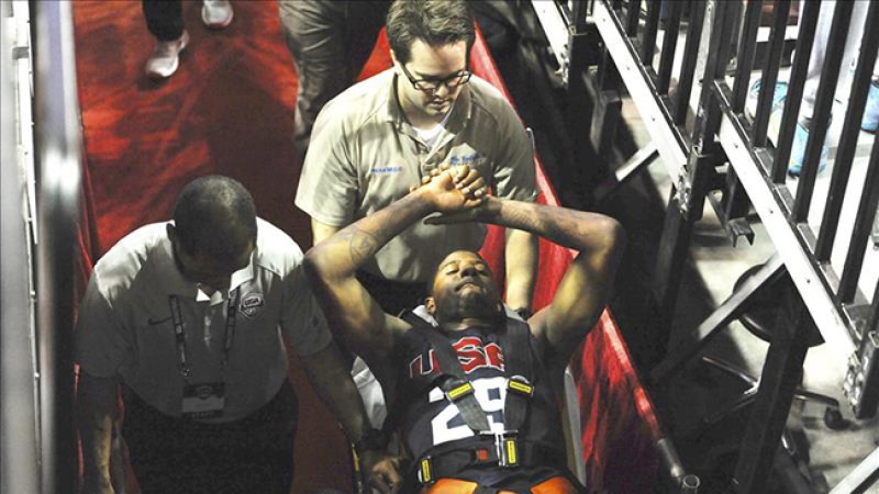 Imagen proporcionada hoy por la Oficina de Noticias de Las Vegas que muestra al jugador de la NBA Paul George (c) tras lesionarse en el partido de entrenamiento que disputaban entre si los veinte preseleccionados para formar parte del equipo nacional que va a participar en el próximo Mundial a disputarse a partir del 30 de agosto en España. EFE