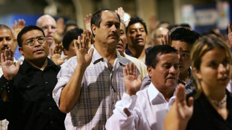 Inmigrantes se juramentan luego de haber pasado el examen de la ciudadanía.