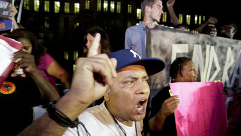 Protestantes por el veredicto.