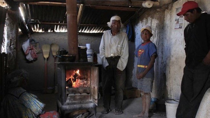 Los tarahumaras se han visto obligados a descender de la Sierra de Chihuahua e instalarse en las ciudades del Estado que viven una ola de violencia.