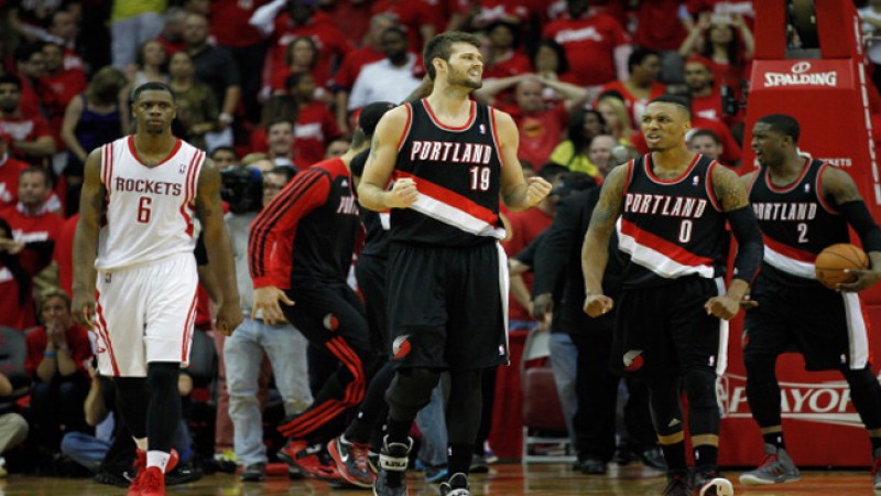 Damian Lillard fue una de las figuras de los Trailblazers en la victoria ante los Rockets 122-120 el domingo en la noche.